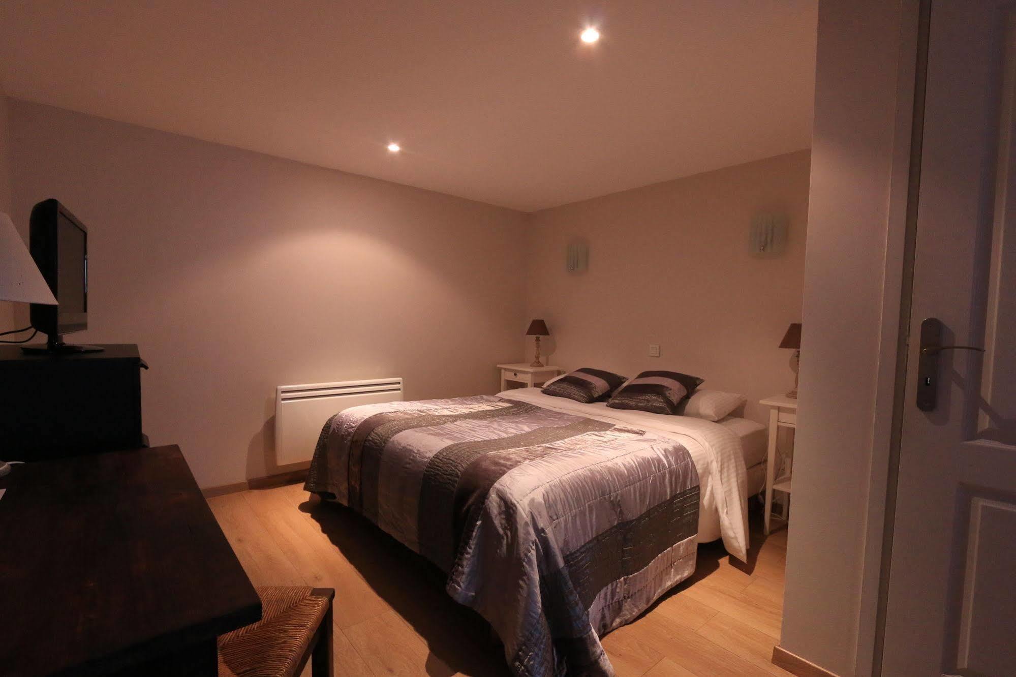 Logis Hotel Le Petit Casset La Boisse Eksteriør bilde